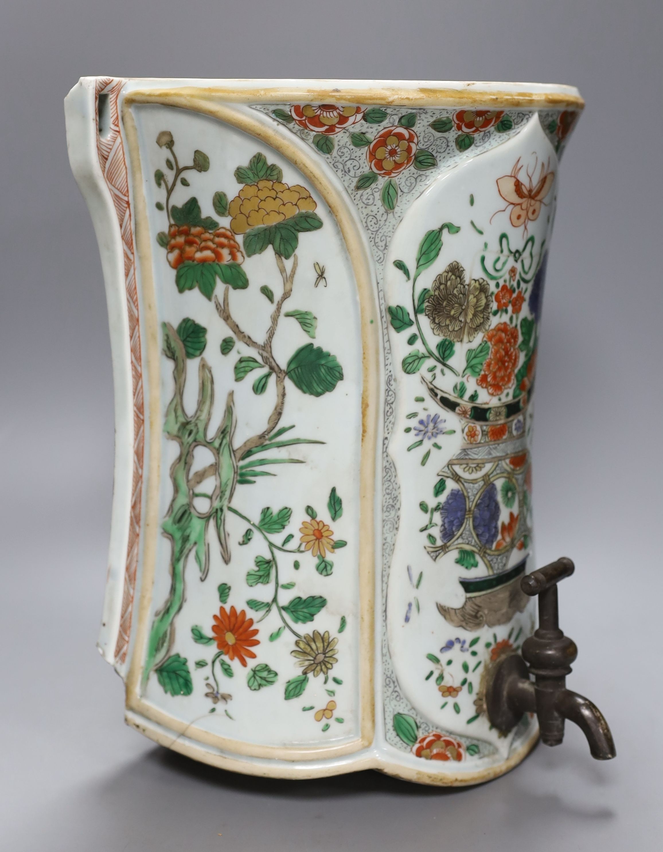 A Chinese famille verte cistern, Kangxi period. 33cm long